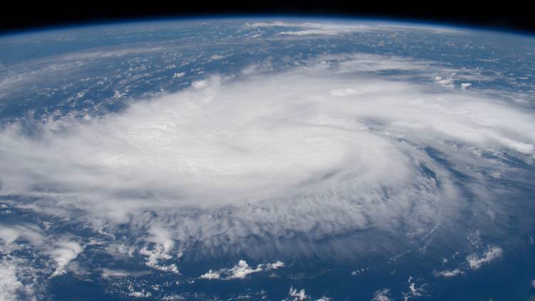 Ураган «Дориан» снизился до третьей категории
