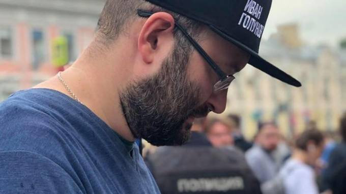 В Москве задержали журналиста "Новой газеты" Илью Азара