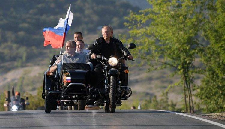 Аксенов объяснил детям езду с Путиным на мотоцикле без шлема в Крыму