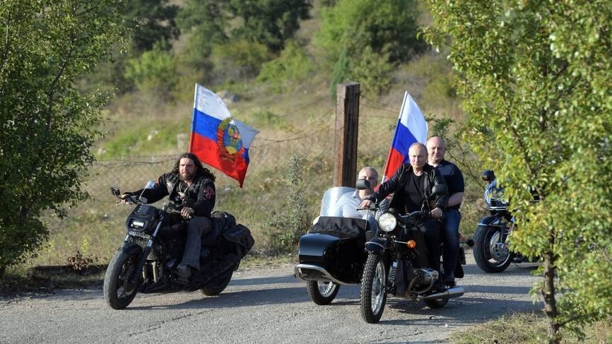Аксенов рассказал, почему ездил с Путиным на мотоцикле без шлема