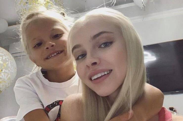 «Белоснежки»: Алена Шишкова показала нежное фото с дочерью после летней разлуки