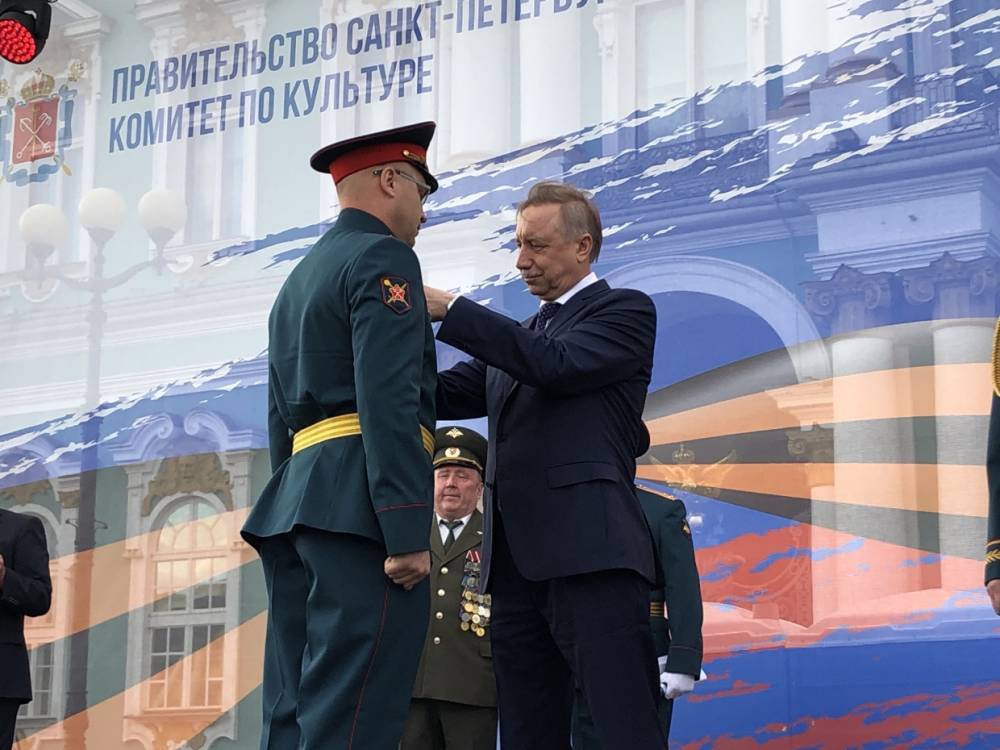 На Дворцовой площади Беглов торжественно вручил награды военнослужащим ЗВО