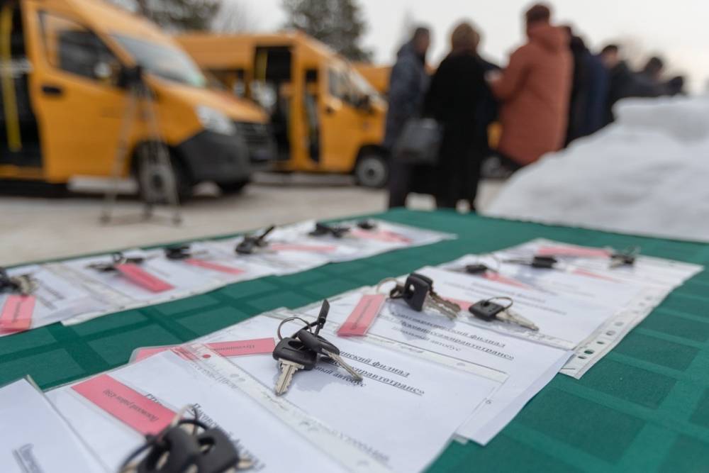 В Новгородскую область поступят новые школьные автобусы и машины скорой помощи