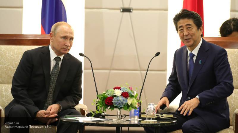 Путин и Абэ договорились провести обмен мнениями по различным вопросам на саммите АТЭС