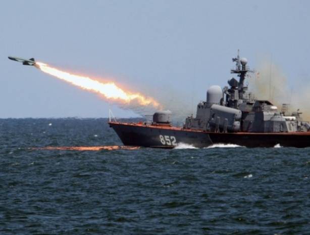 В Охотском море корабли ВМФ России отразили авианалеты противника