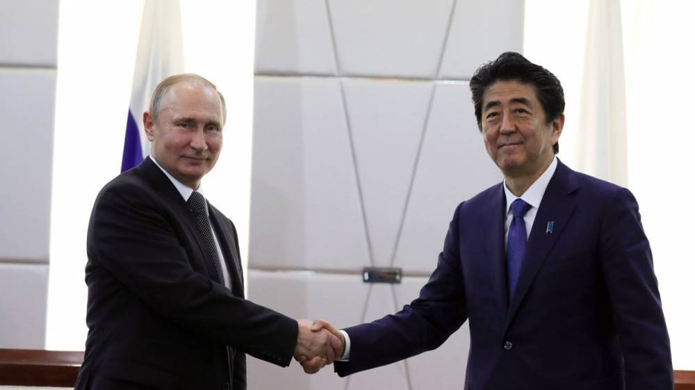 Абэ заявил, что хочет обсудить с Путиным проблему мирного договора