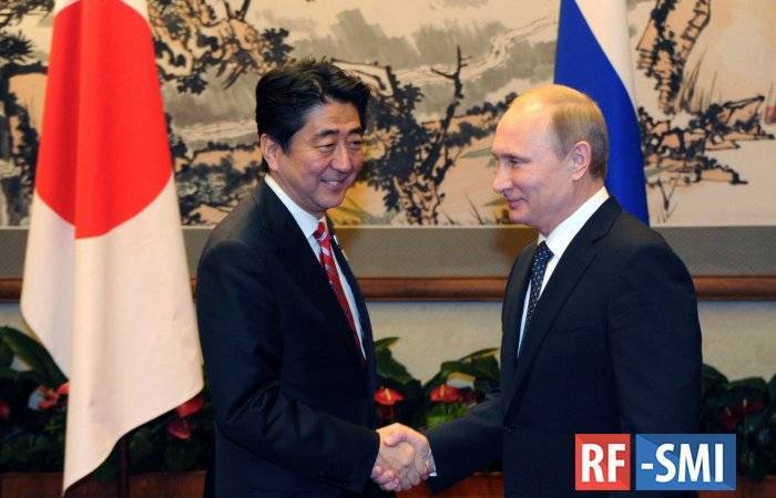Премьер Японии Абэ напомнил России про мирный договор