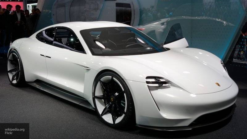Porsche представила свой первый в истории бренда электромобиль Taycan