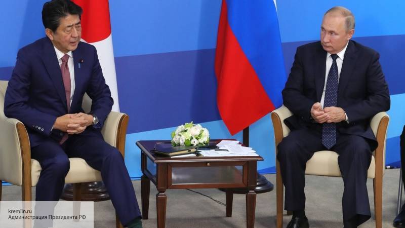 Премьер Японии хочет как можно быстрее заключить мирный договор с РФ
