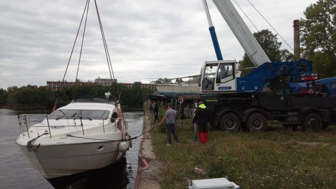 В Финском заливе яхта получила пробоину и стала тонуть