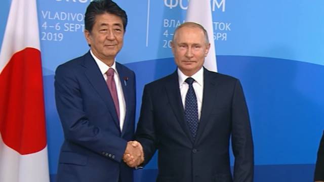 Абэ призвал Путина не медлить с заключением мирного договора