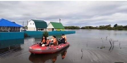 В Хабаровском крае ученики из затопленного села добирались на линейку на лодках
