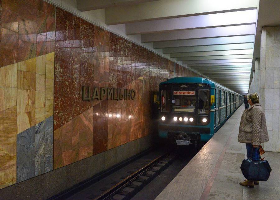 Женщина упала на пути на станции метро "Царицыно"