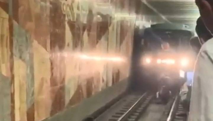 Упавшая на рельсы женщина остановила движение на зеленой ветке метро