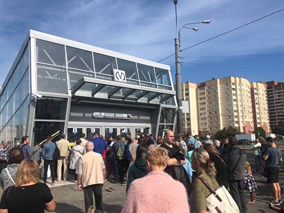 Власти Петербурга открыли метро, но пассажиры им пользоваться не смогут