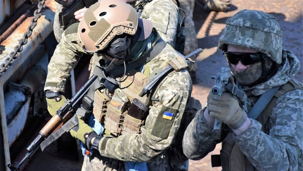 Два бойца ВСУ получили ранения при подрыве грузовика на украинской мине в Донбассе