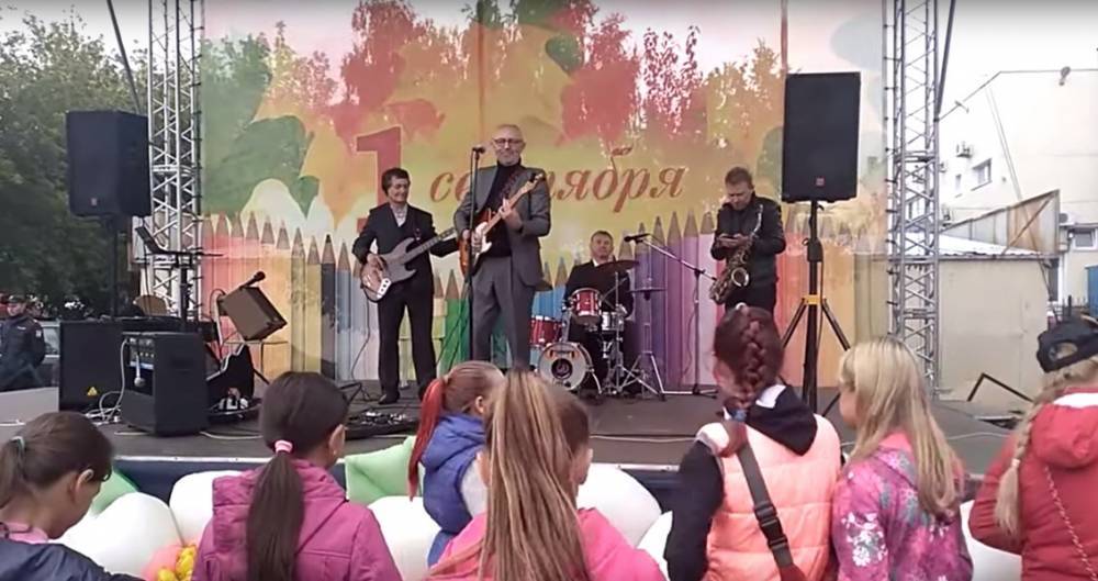 В Челябинской области школьников поздравили песней "Рюмка водки на столе"