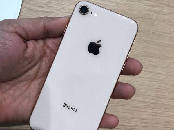 Apple вернет к жизни самый дешевый iPhone. Каким он будет?