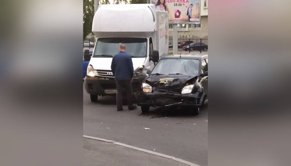 На пересечении Веденеева и Светлановского легковушка застряла под грузовиком среди дороги
