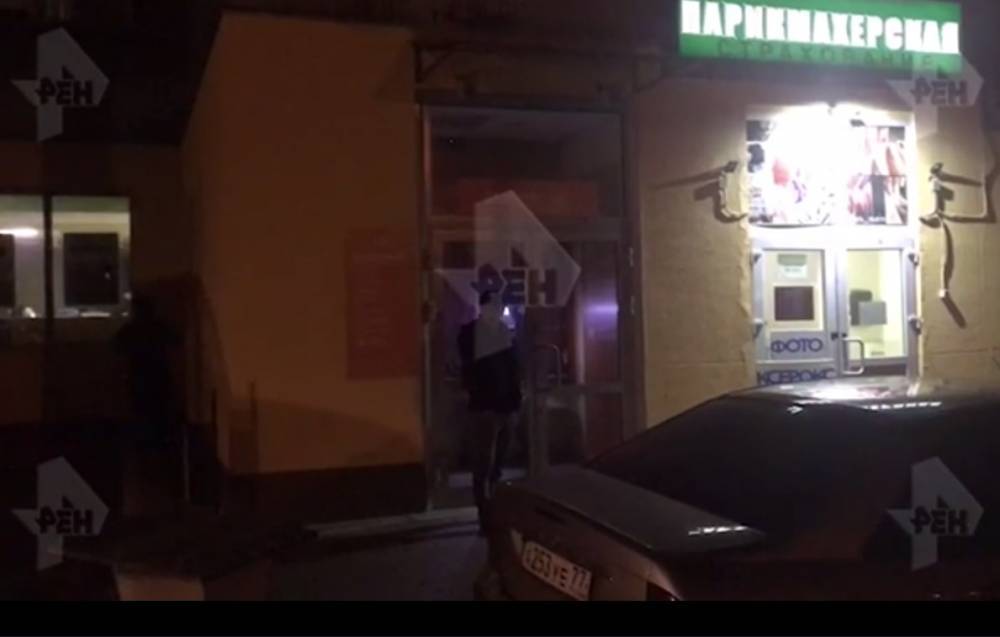 Видео с места ЧП, где обстреляли мужчину около банкомата в Москве