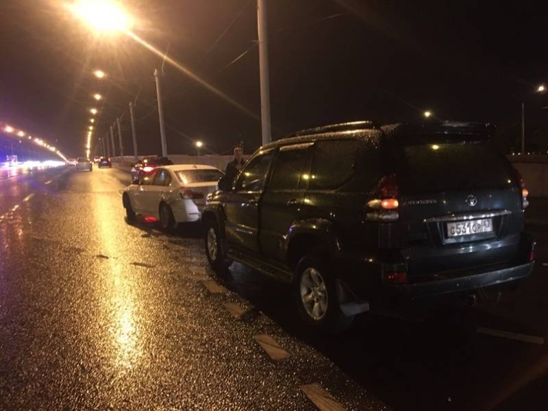 Prado и BMW не разъехались под мостом Александра Невского