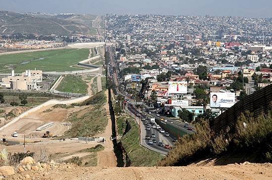 Политолог рассказал о будущем проекта по строительству стены на границе США и Мексики