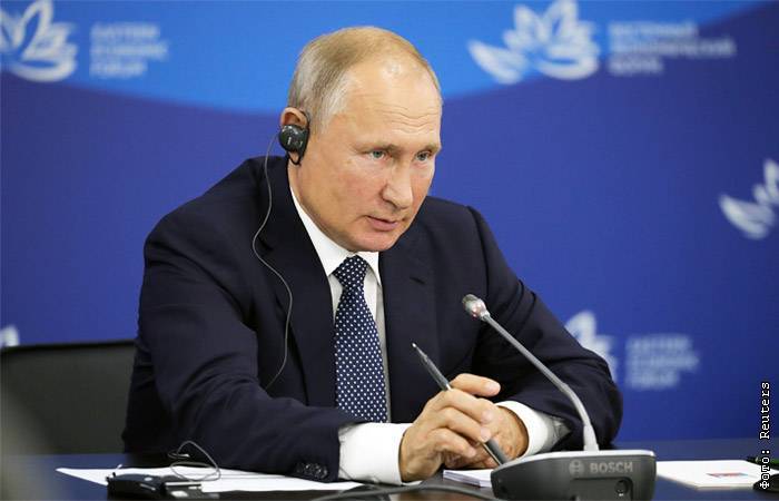 Путин заявил об открытости для инвестиций космодрома Восточный, "Звезды" и "Сухого"