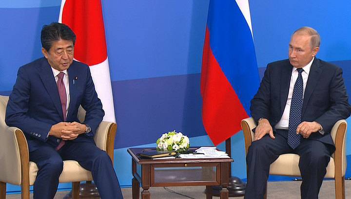 Владимир Путин встретился на ВЭФ с японским премьером Абэ