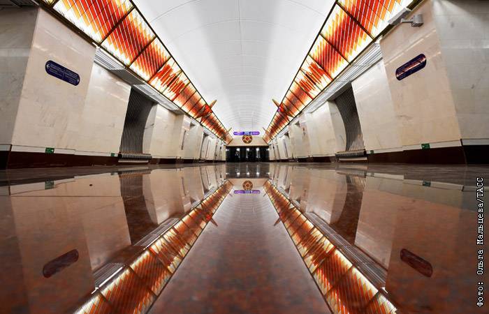 Беглов открыл три новые станции метро, но пассажиров на них не пустят