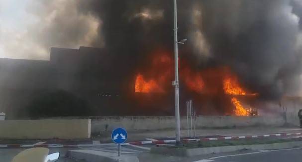 Крупный пожар в Хайфе. Горит завод по производству масла