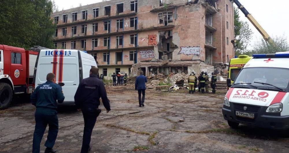 Трое рабочих находятся под завалами обрушившегося здания в Подмосковье