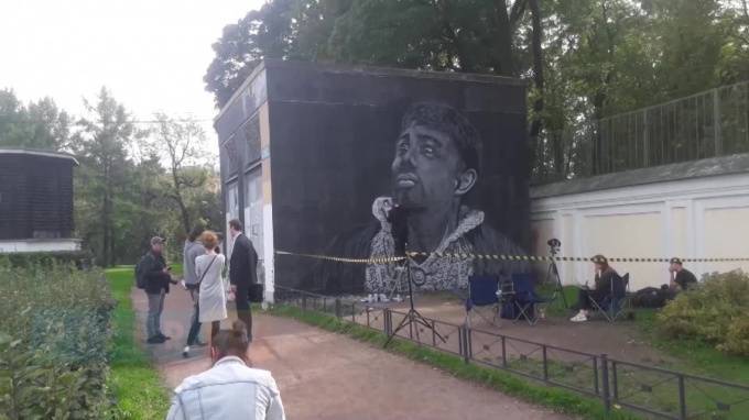 Видео: на площади Александра Невского рисуют новое граффити с Сергеем Бодровым