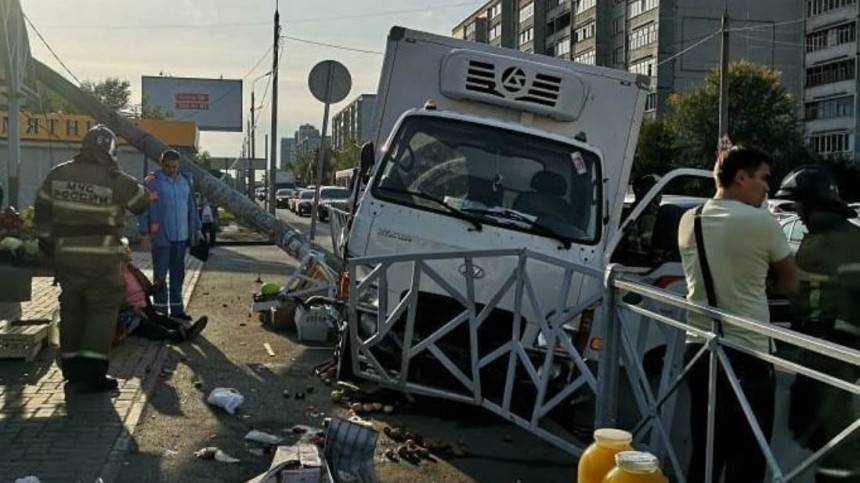 Видео: Вылетевший на тротуар грузовик покалечил пять бабушек в Казани