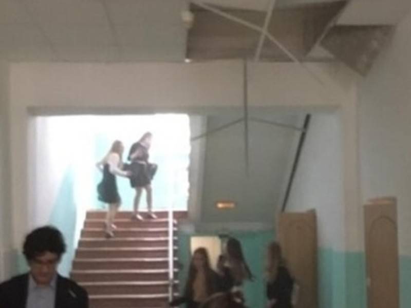Потолок обрушился в омской гимназии