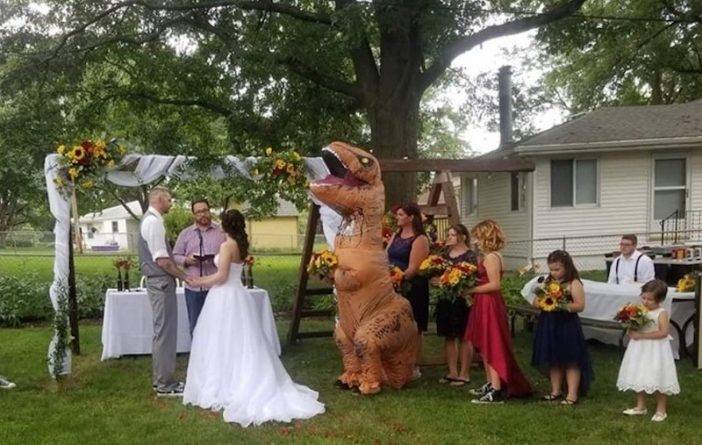 Подружке невесты сказали, что она может прийти на свадьбу в чем угодно — так что она оделась Тираннозавром Рексом