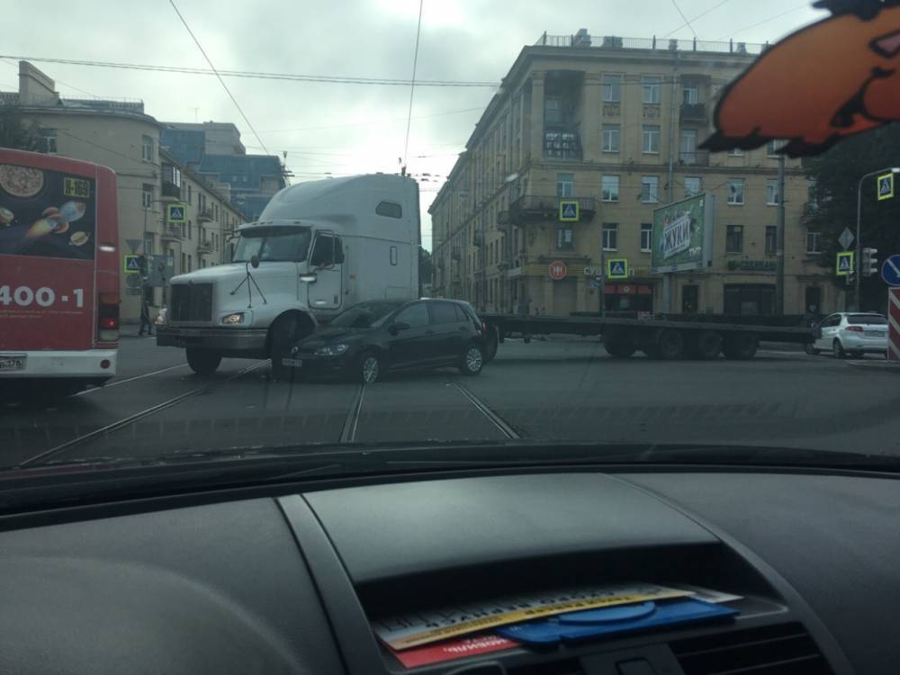 На улице Трефолева фура «зажевала» иномарку и заблокировала движение другим водителям