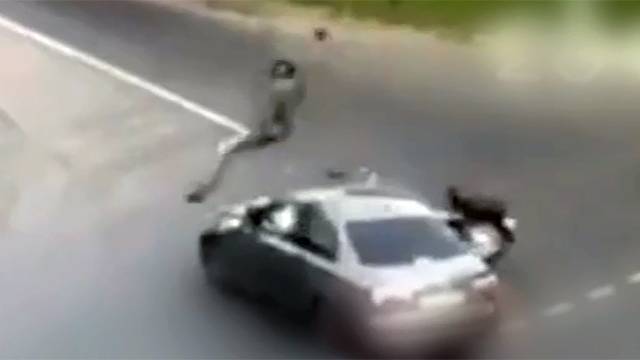 Видео: байкер "взлетел" после столкновения с автомобилем под Москвой