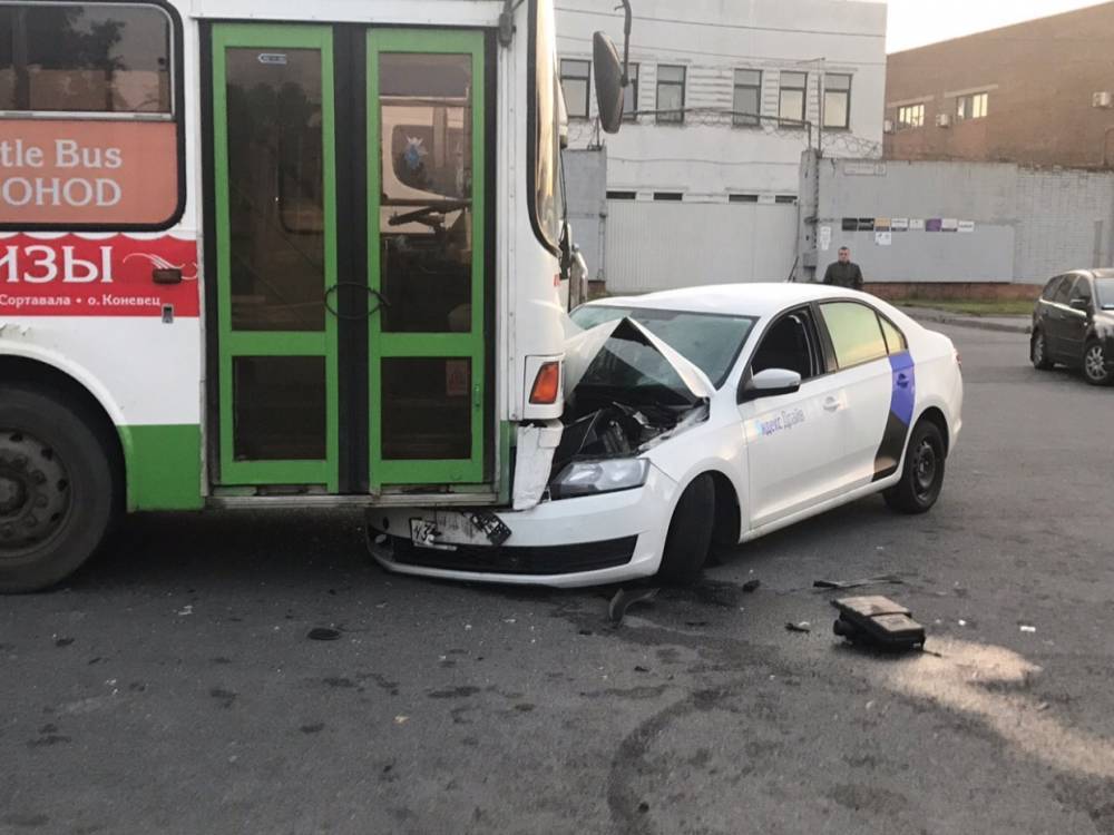 Возле метро «Обухово» «Яндекс. Драйв» разбил капот о припаркованный автобус