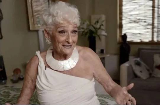Видео: 83-летняя женщина смогла найти молодых любовников в соцсети