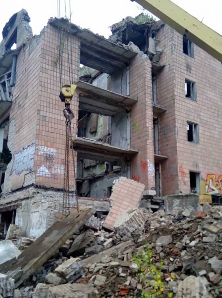 Обрушение дома в Подмосковье: рабочие спаслись благодаря пагубной привычке