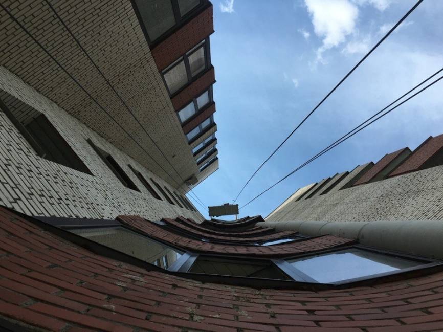 Трехлетняя девочка выжила после падения с 10-го этажа в Подмосковье