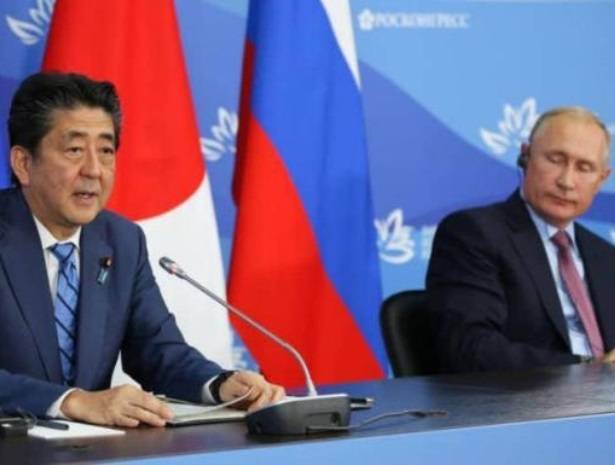 Премьер-министр Японии предложил президенту России заключить мирный договор