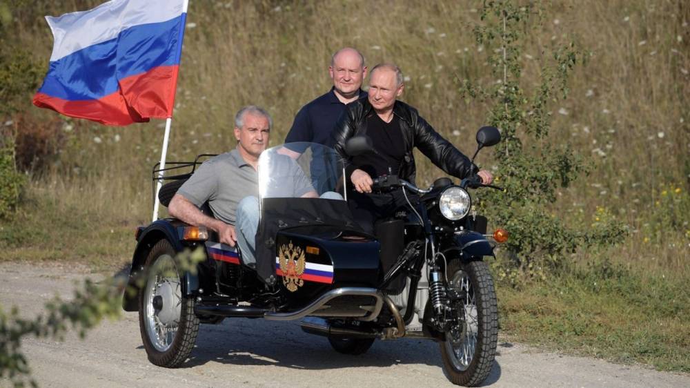 Аксенов рассказал детям, о чем говорил с Путиным во время поездки на мотоцикле в Крыму