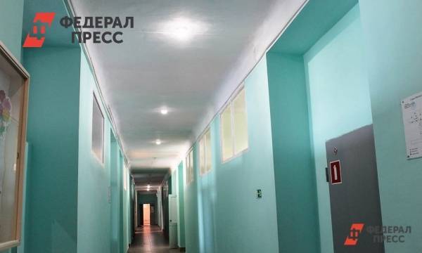 В омской гимназии, где на ребенка упал кусок штукатурки, отменили занятия