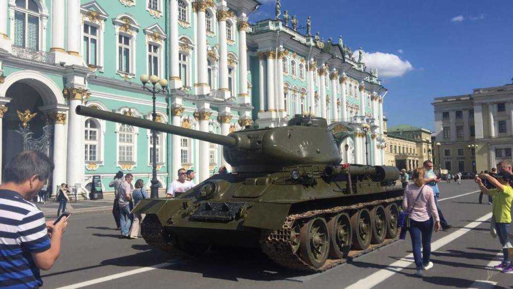В Петербурге на Дворцовой площади отметят День российской гвардии