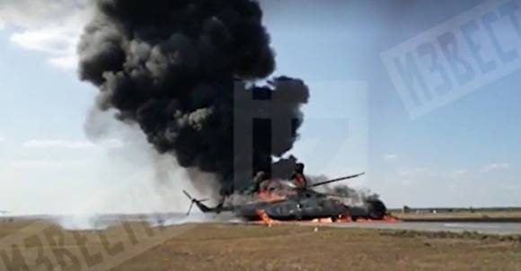 Опубликовано видео, как горит вертолет Минобороны на аэродроме в Саратовской области