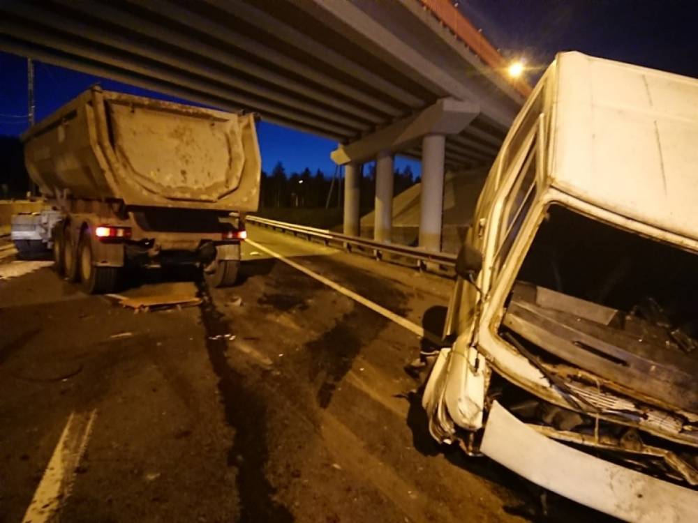В результате страшной аварии на Приозерском шоссе грузовик разбил «всмятку» микроавтобус