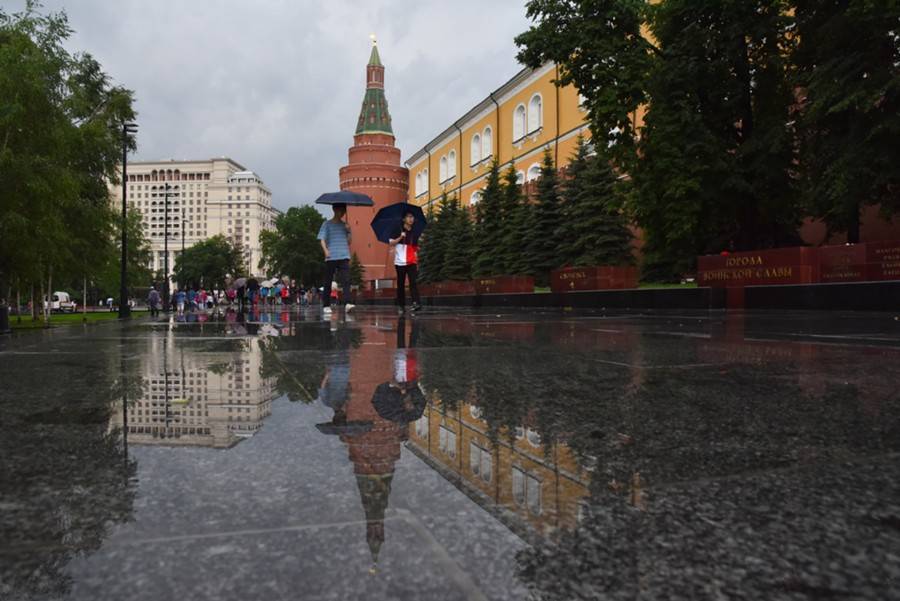 Синоптики рассказали о дождливой погоде в четверг в Москве