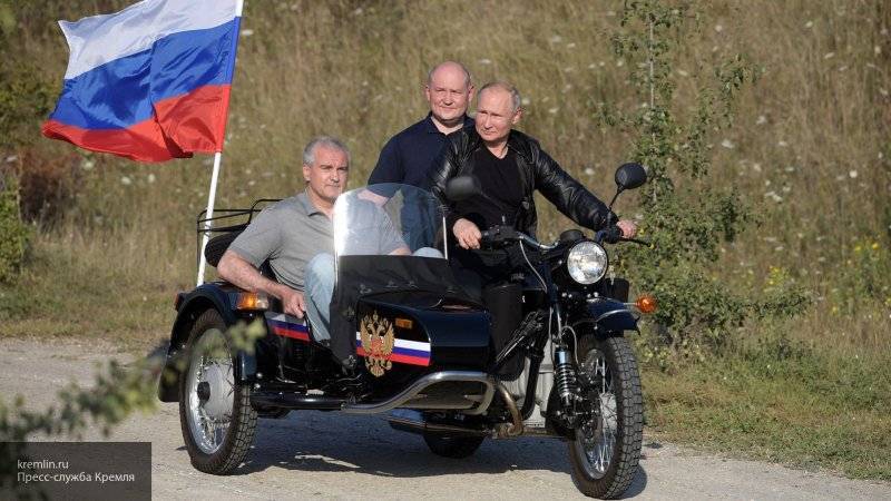 Аксенов рассказал о своей поездке на мотоцикле с Путиным