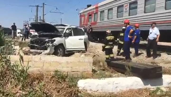 Двое погибших: пассажирский поезд снес внедорожник в Дагестане